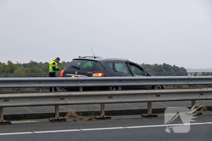 Automobilist botst tegen vangrail van brug