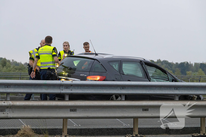 Automobilist botst tegen vangrail van brug