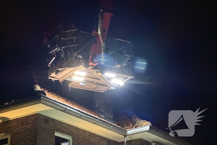 Brandweer haalt kat van dak