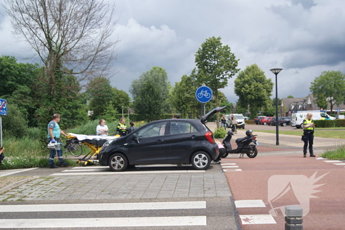 Fietser geschept door automobilist op oversteekplaats