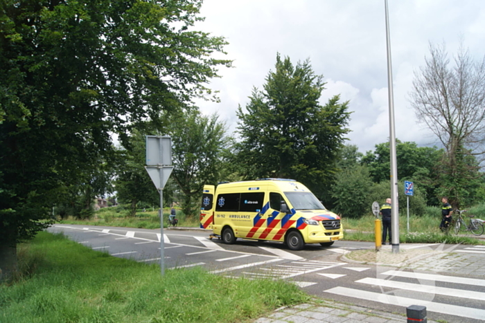 Fietser geschept door automobilist op oversteekplaats