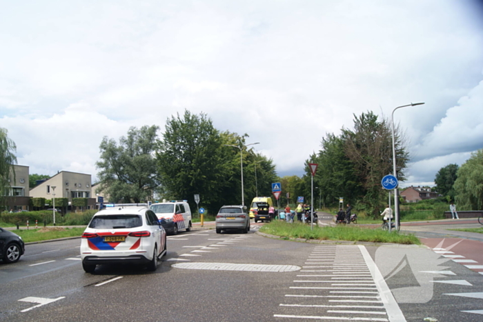 Fietser geschept door automobilist op oversteekplaats