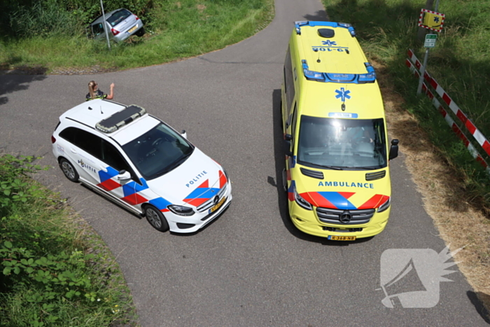 Automobilist mist bocht en komt in sloot terecht