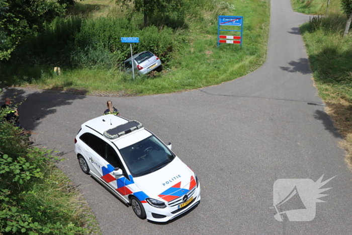 Automobilist mist bocht en komt in sloot terecht