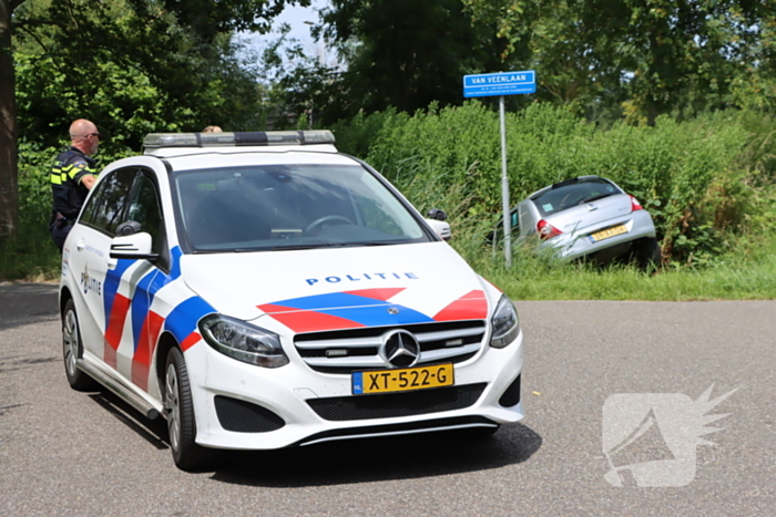 Automobilist mist bocht en komt in sloot terecht