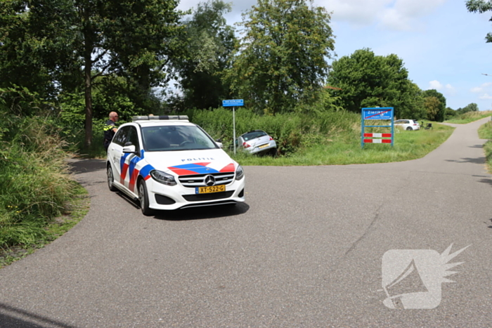 Automobilist mist bocht en komt in sloot terecht