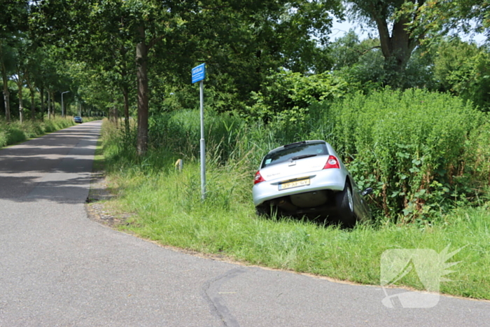 Automobilist mist bocht en komt in sloot terecht
