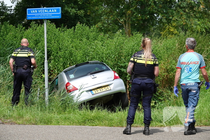 Automobilist mist bocht en komt in sloot terecht