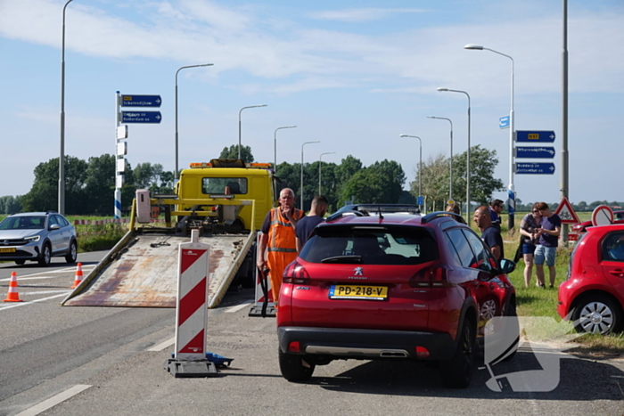 Twee auto's botsen op kruising