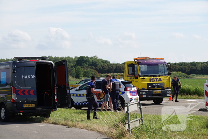 Twee auto's botsen op kruising