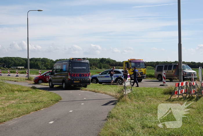 Twee auto's botsen op kruising