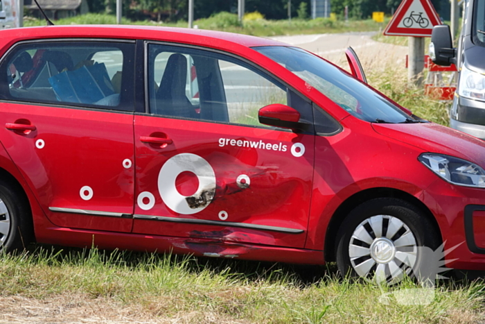 Twee auto's botsen op kruising