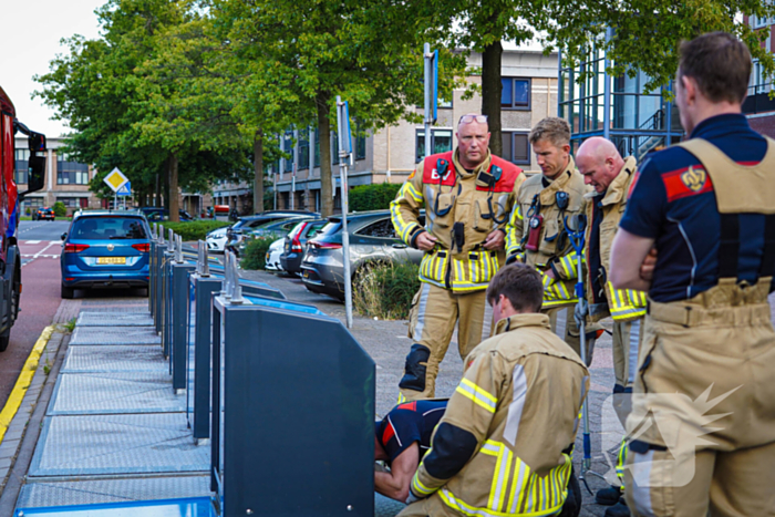 Brandweer maakt bewoner blij met verloren telefoonhoes met inhoud