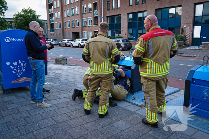 Brandweer maakt bewoner blij met verloren telefoonhoes met inhoud
