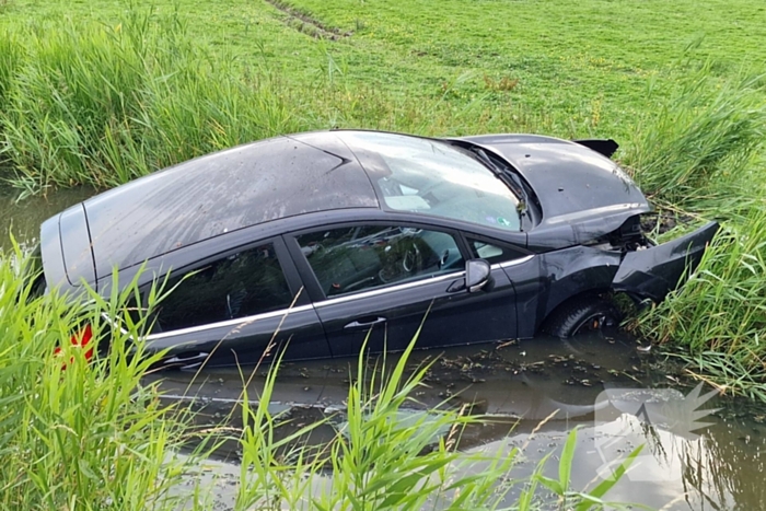 Hardloopster ternauwernood ontsnapt aan crashende auto