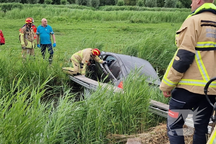 Hardloopster ternauwernood ontsnapt aan crashende auto