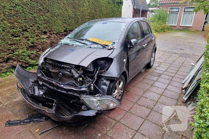Automobilist rijdt tegen woning overburen