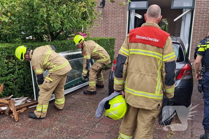 Automobilist rijdt tegen woning overburen