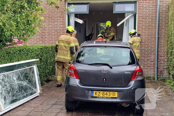 Automobilist rijdt tegen woning overburen