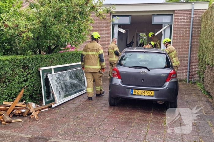 Automobilist rijdt tegen woning overburen