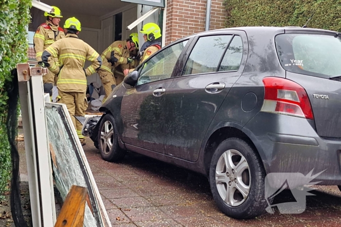 Automobilist rijdt tegen woning overburen