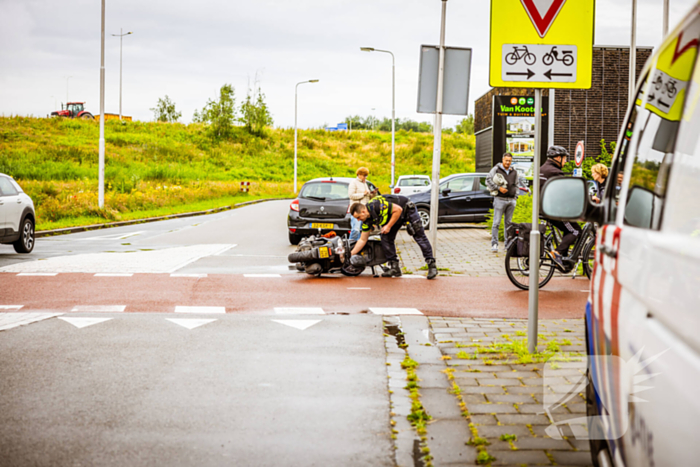 Brommerrijder gaat onderuit na botsing