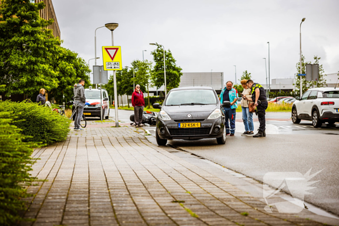 Brommerrijder gaat onderuit na botsing
