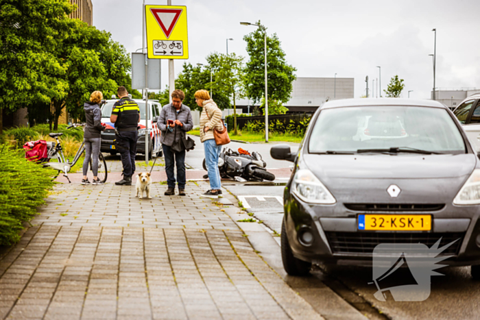 Brommerrijder gaat onderuit na botsing