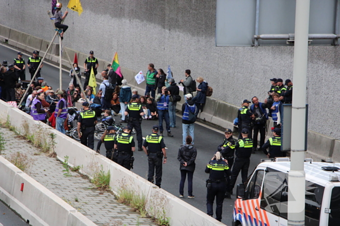 XR demonstreert tegen nieuw kabinet en blokkeert de A12