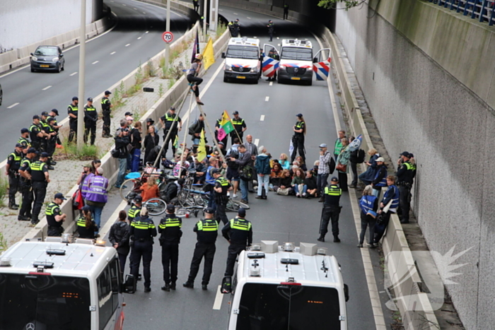 XR demonstreert tegen nieuw kabinet en blokkeert de A12