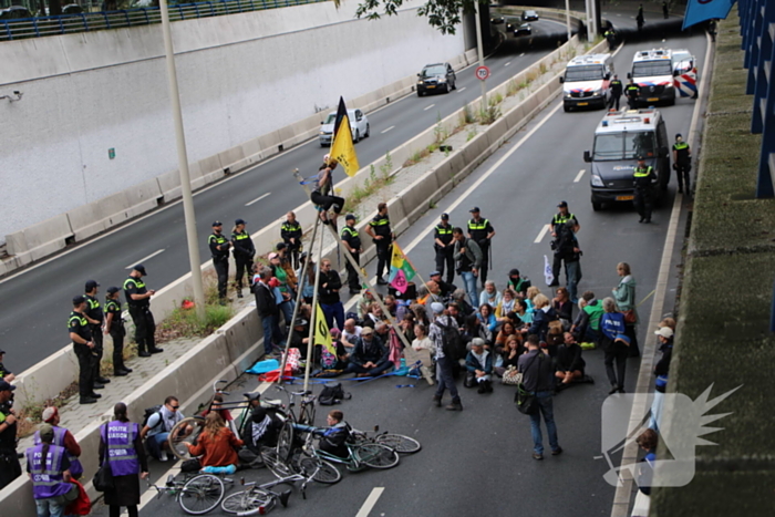 XR demonstreert tegen nieuw kabinet en blokkeert de A12