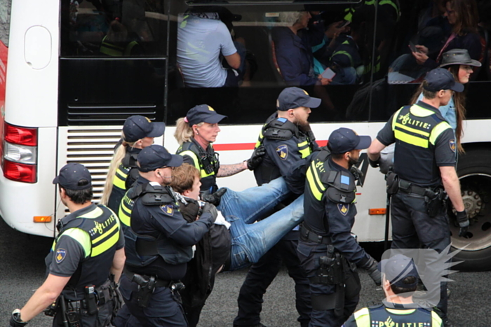 XR demonstreert tegen nieuw kabinet en blokkeert de A12
