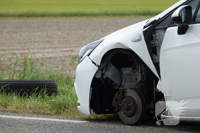 Taxi verliest voorband bij ongeval