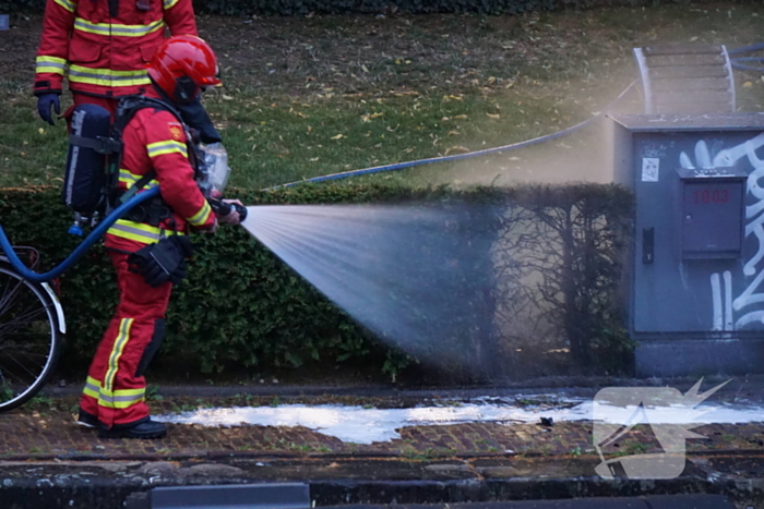 Brandweer blust brand dichtbij Elektrakast