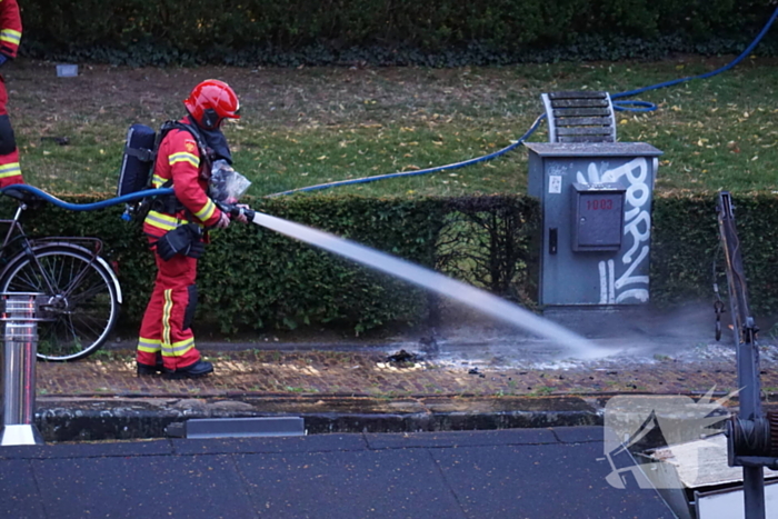 Brandweer blust brand dichtbij Elektrakast