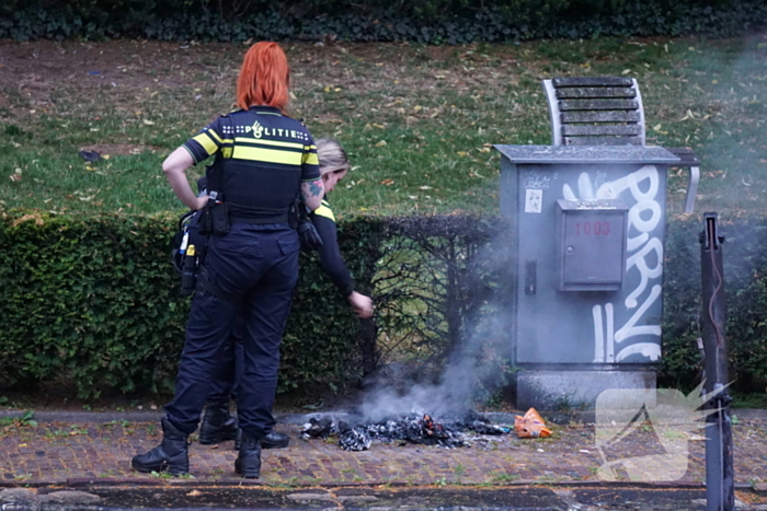 Brandweer blust brand dichtbij Elektrakast