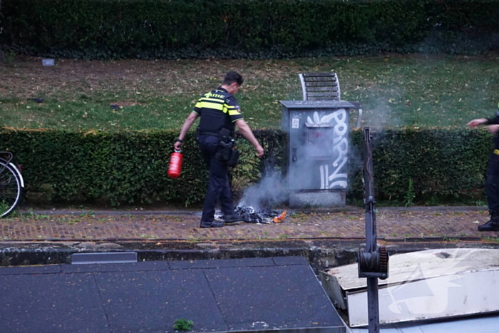 Brandweer blust brand dichtbij Elektrakast