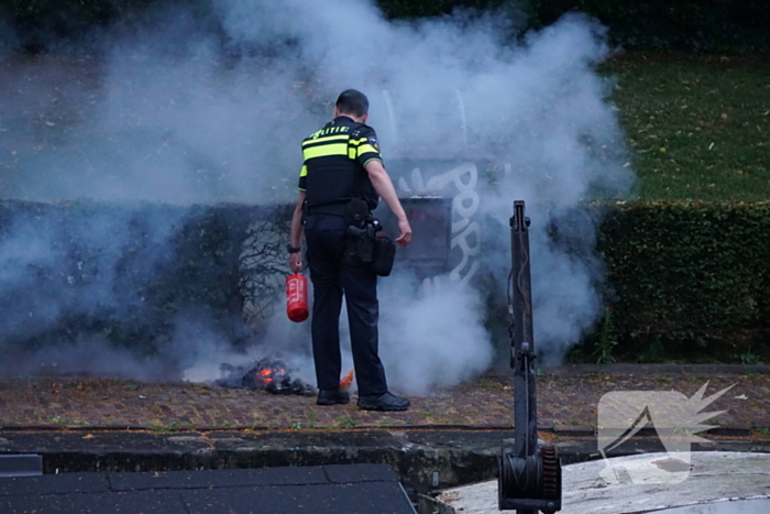 Brandweer blust brand dichtbij Elektrakast