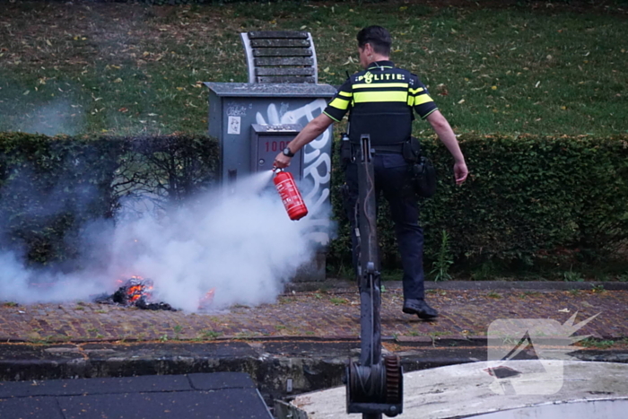 Brandweer blust brand dichtbij Elektrakast