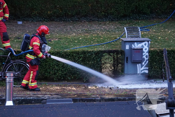 Brandweer blust brand dichtbij Elektrakast
