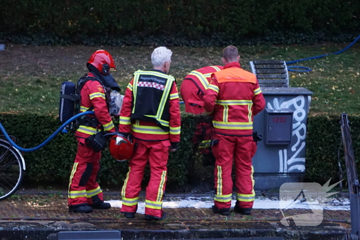 Brandweer blust brand dichtbij Elektrakast