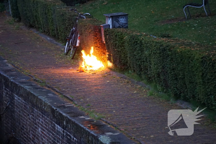 Brandweer blust brand dichtbij Elektrakast
