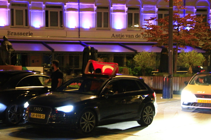 Toeterende automobilisten na winst Turkije