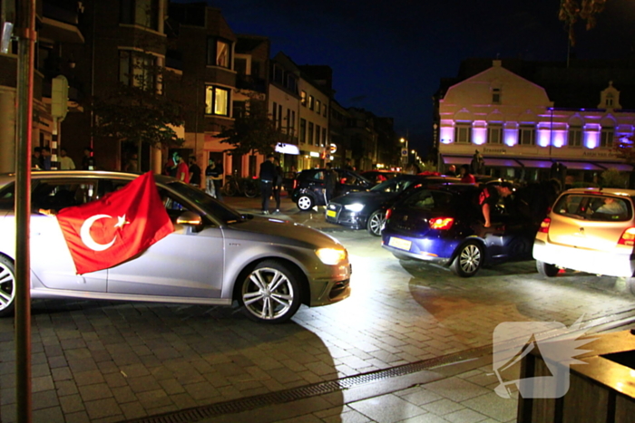 Toeterende automobilisten na winst Turkije