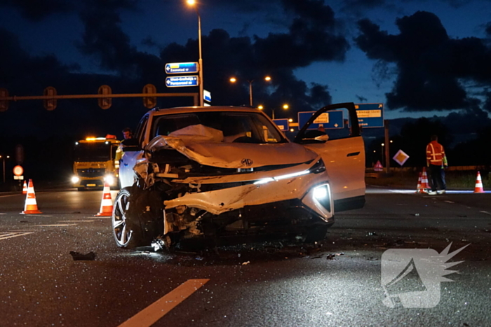 Gewonde en auto's zwaar beschadigd na botsing op kruising