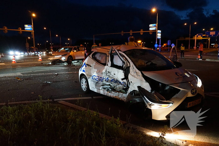 Gewonde en auto's zwaar beschadigd na botsing op kruising