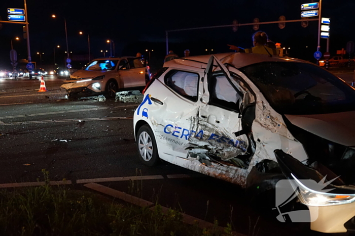 Gewonde en auto's zwaar beschadigd na botsing op kruising