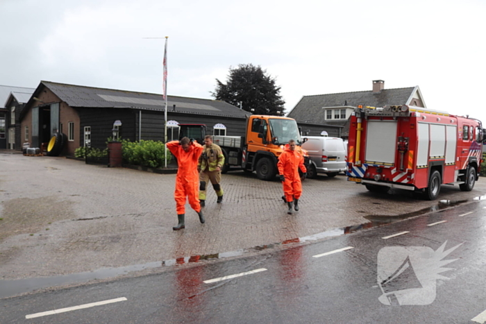 Brandweer haalt zakken uit het water