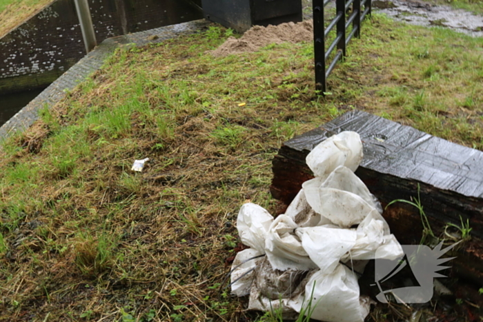 Brandweer haalt zakken uit het water