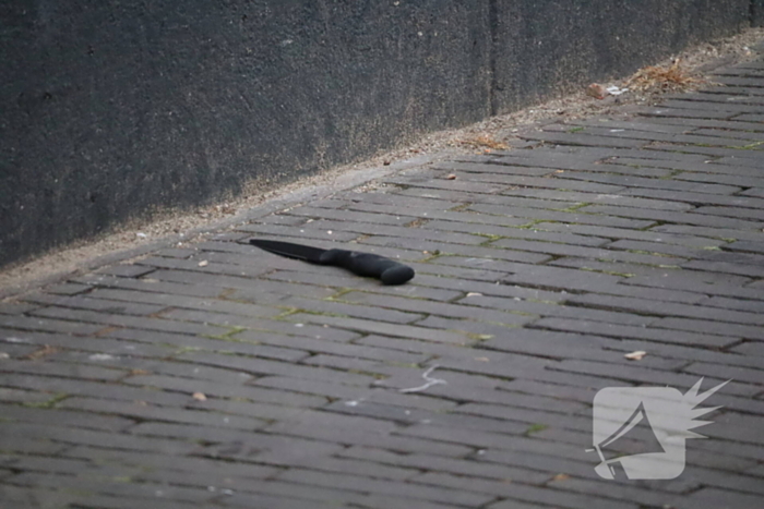 Zwaargewonden bij steekincident, politie opent klopjacht